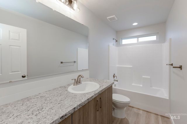 3660 E Jamestown Dr, Nampa, ID 83686