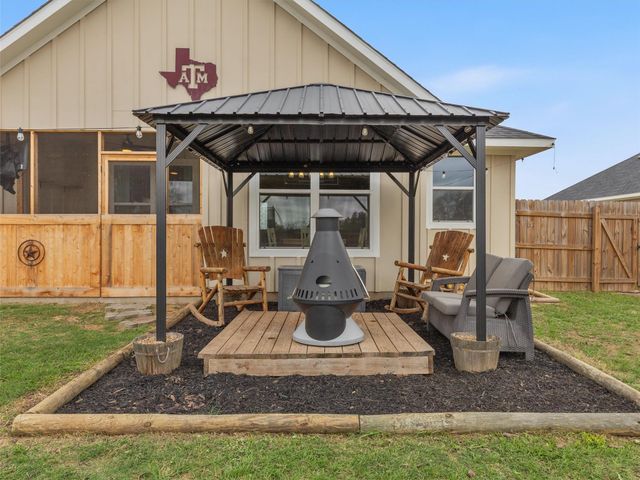 334 Webb ST, Smithville, TX 78957