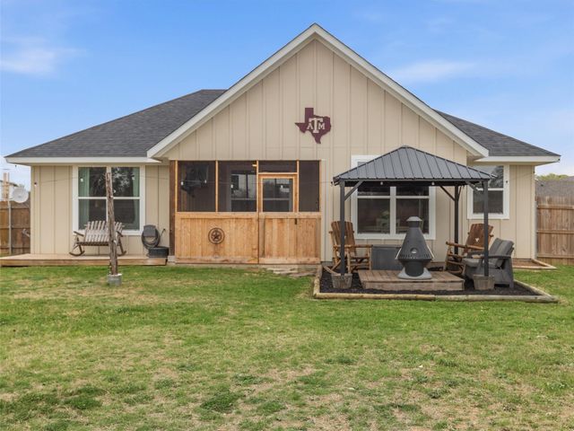 334 Webb ST, Smithville, TX 78957