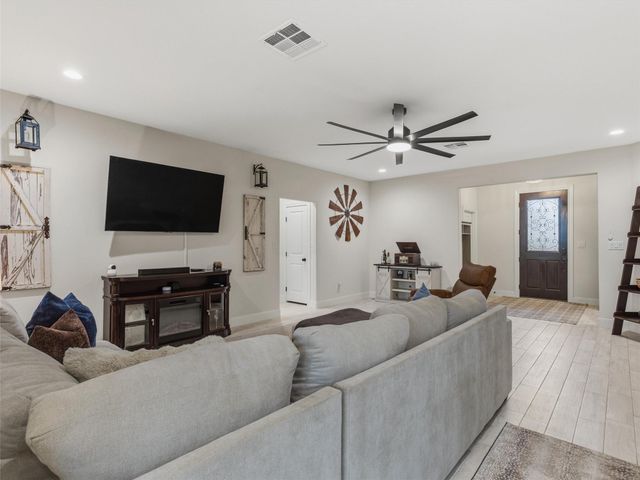 334 Webb ST, Smithville, TX 78957