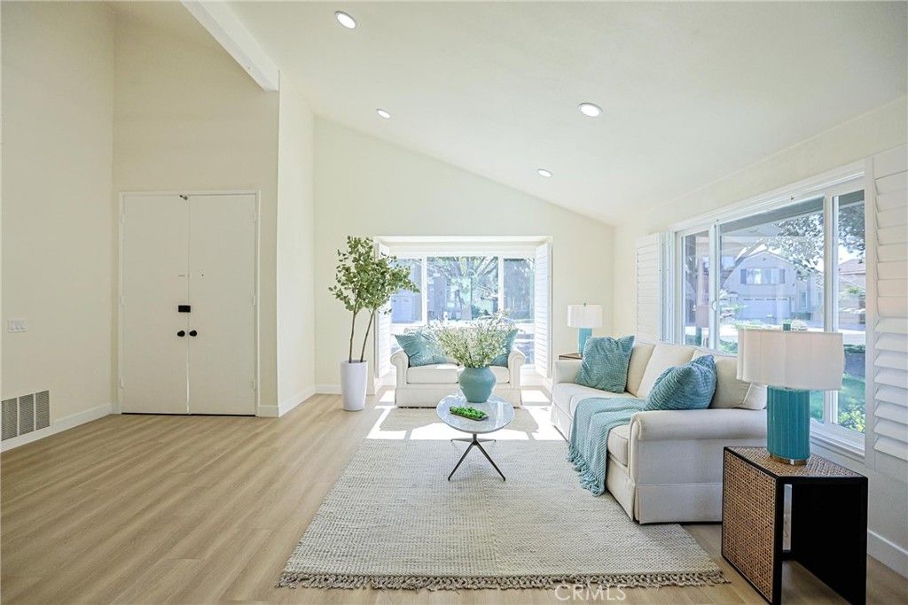 Image 11 of property listing at 2301 W Manly, Santa Ana, CA 92704