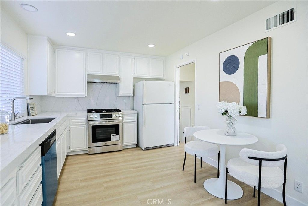 Image 21 of property listing at 2301 W Manly, Santa Ana, CA 92704