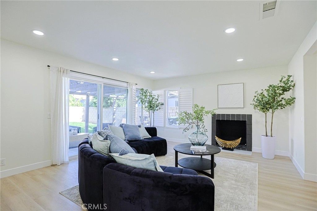 Image 26 of property listing at 2301 W Manly, Santa Ana, CA 92704