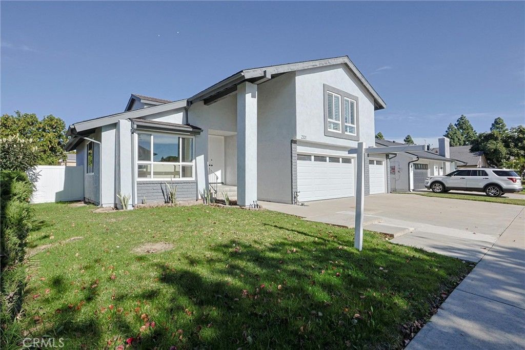 Image 3 of property listing at 2301 W Manly, Santa Ana, CA 92704