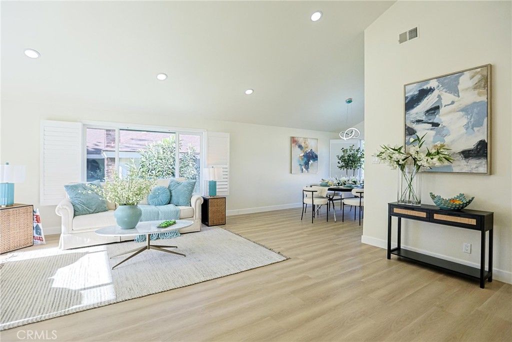 Image 8 of property listing at 2301 W Manly, Santa Ana, CA 92704