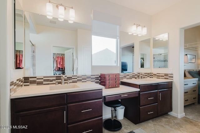 902 N Broken Hills Drive, Green Valley, AZ 85614