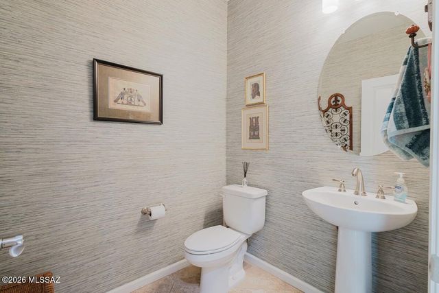 902 N Broken Hills Drive, Green Valley, AZ 85614