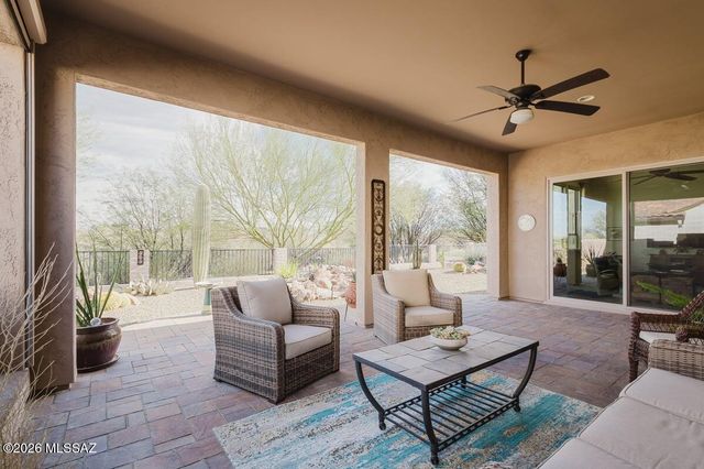 902 N Broken Hills Drive, Green Valley, AZ 85614