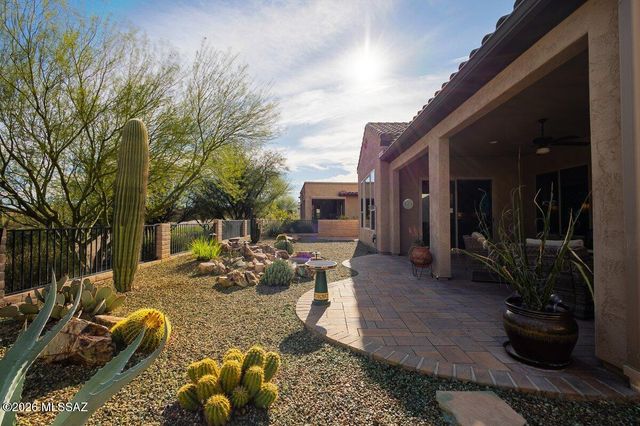 902 N Broken Hills Drive, Green Valley, AZ 85614