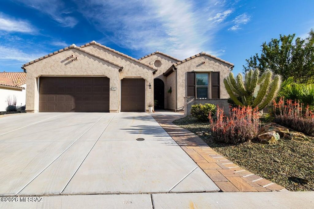 902 N Broken Hills Drive, Green Valley, AZ 85614