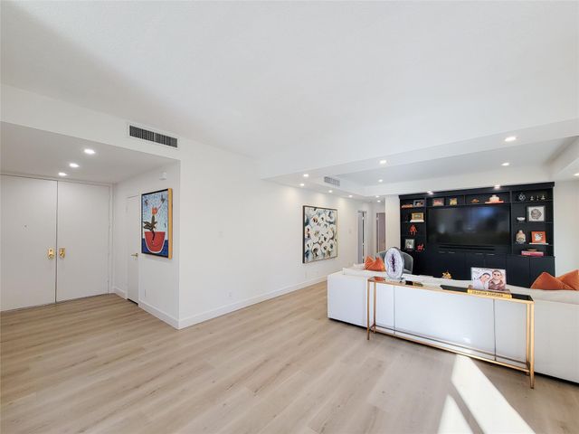 9333 Memorial Drive 320, Houston, TX 77024