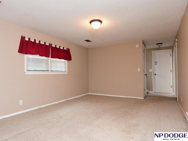 1042 S 217 Street, Omaha, NE 68022