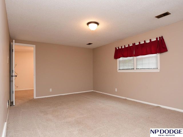 1042 S 217 Street, Omaha, NE 68022