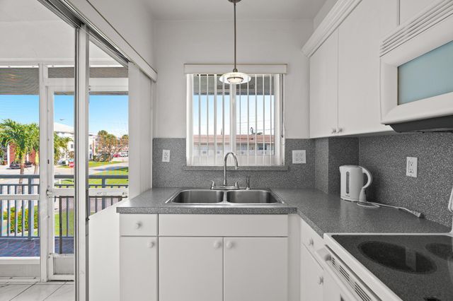 2100 NE 38th Street 243, Lighthouse Point, FL 33064