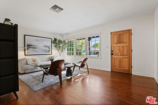 6820 Texhoma Avenue, Lake Balboa, CA 91406