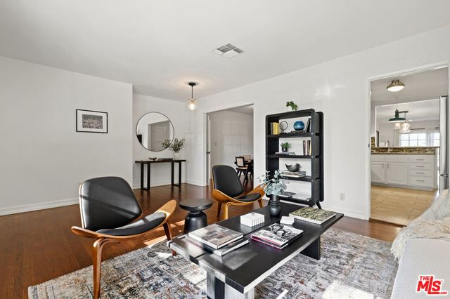 6820 Texhoma Avenue, Lake Balboa, CA 91406