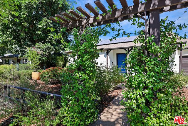 6820 Texhoma Avenue, Lake Balboa, CA 91406