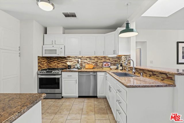 6820 Texhoma Avenue, Lake Balboa, CA 91406