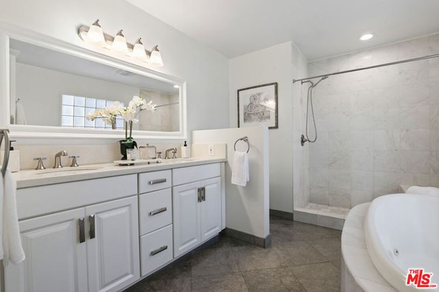 6820 Texhoma Avenue, Lake Balboa, CA 91406