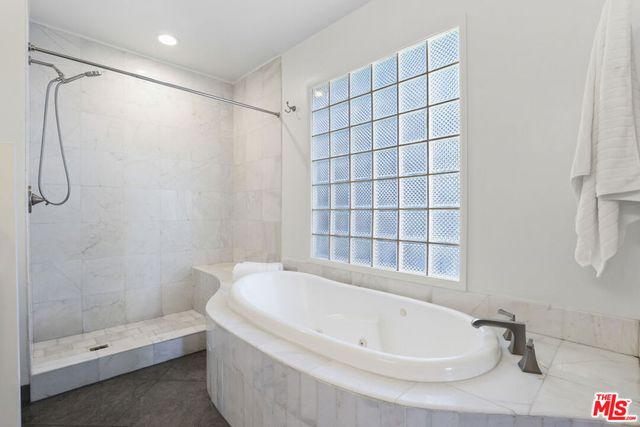 6820 Texhoma Avenue, Lake Balboa, CA 91406