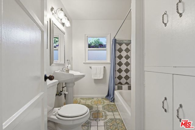6820 Texhoma Avenue, Lake Balboa, CA 91406