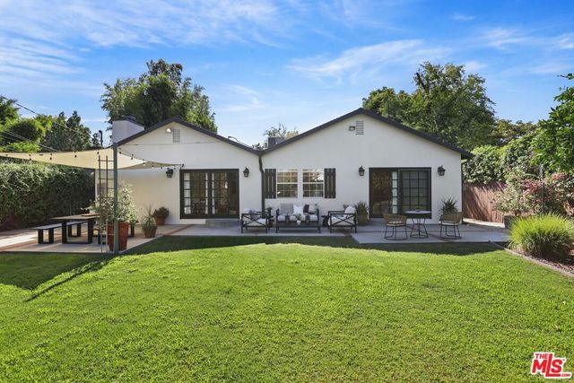 6820 Texhoma Avenue, Lake Balboa, CA 91406