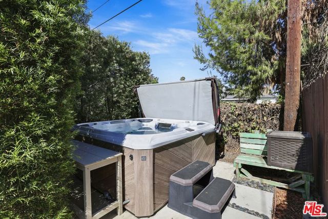 6820 Texhoma Avenue, Lake Balboa, CA 91406