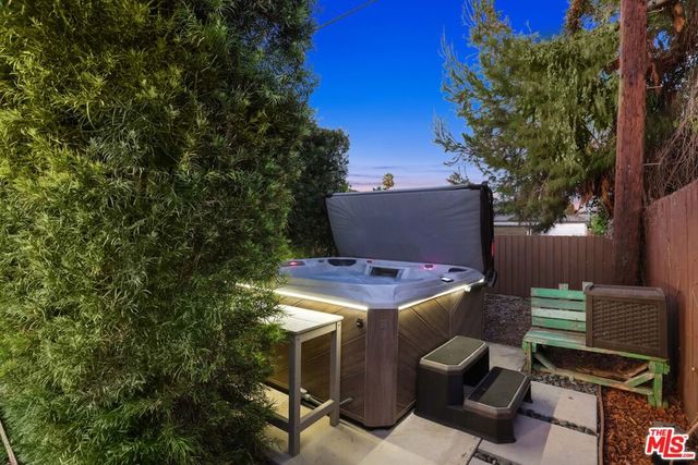 6820 Texhoma Avenue, Lake Balboa, CA 91406