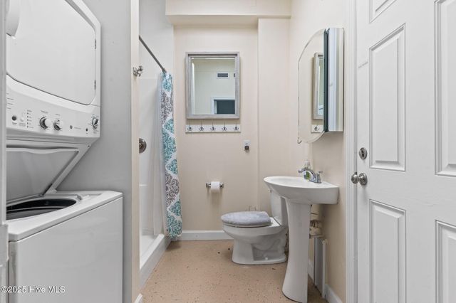 107 SE 71st Street, Oak Island, NC 28465