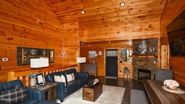 1616 Misty Hollow Way, Gatlinburg, TN 37738