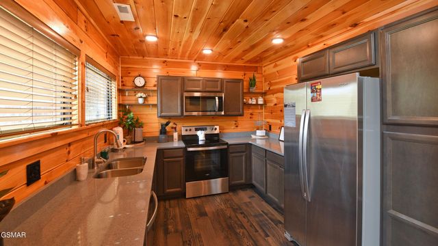 1616 Misty Hollow Way, Gatlinburg, TN 37738