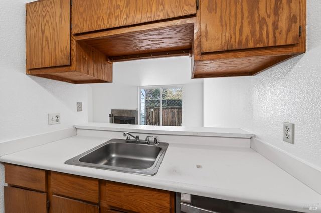 230 Courtyards E, Windsor, CA 95492