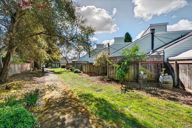 230 Courtyards E, Windsor, CA 95492