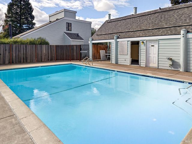 230 Courtyards E, Windsor, CA 95492