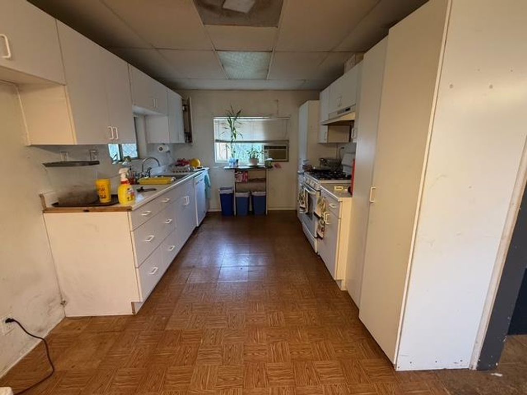 Image 10 of property listing at 3039 E Hedges Avenue, Fresno, CA 93703