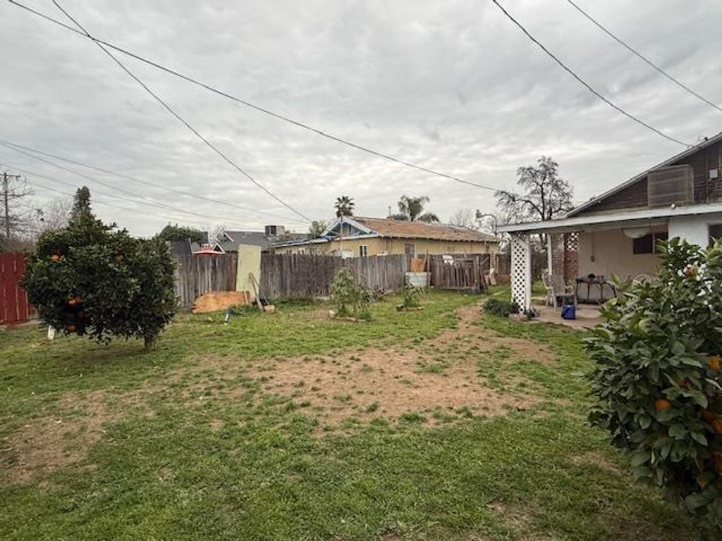 Image 16 of property listing at 3039 E Hedges Avenue, Fresno, CA 93703