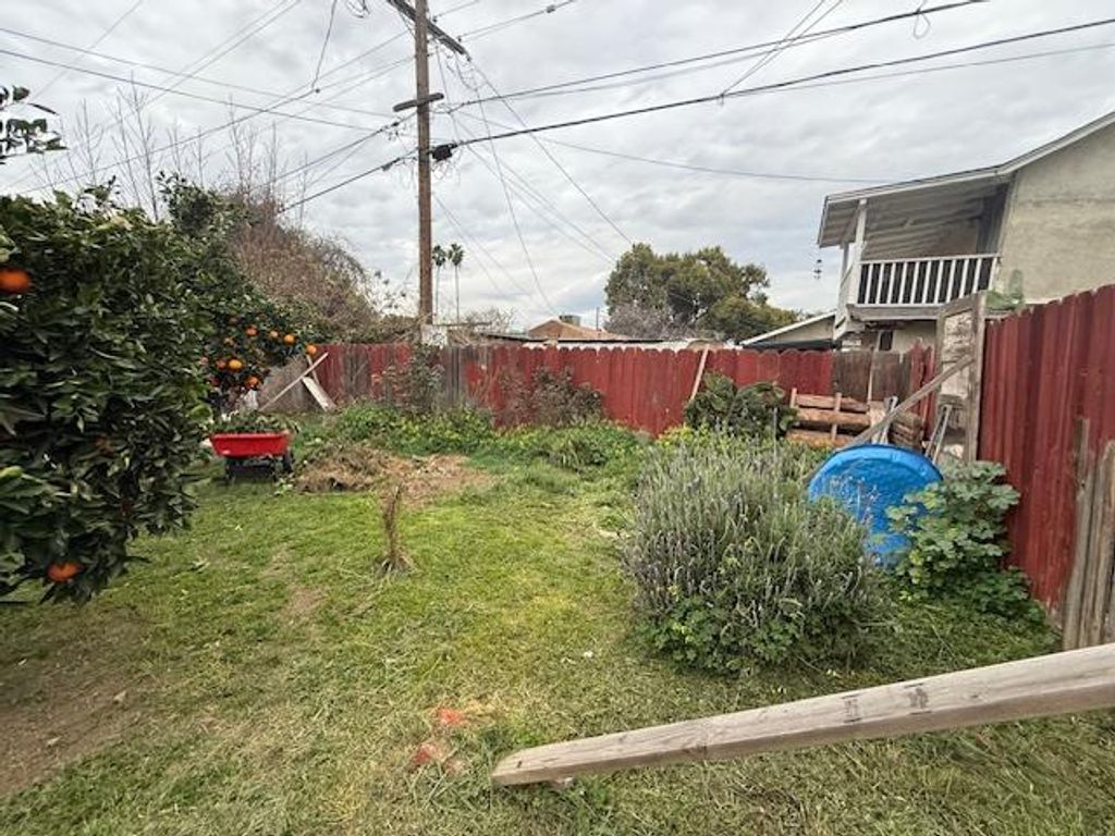 Image 19 of property listing at 3039 E Hedges Avenue, Fresno, CA 93703