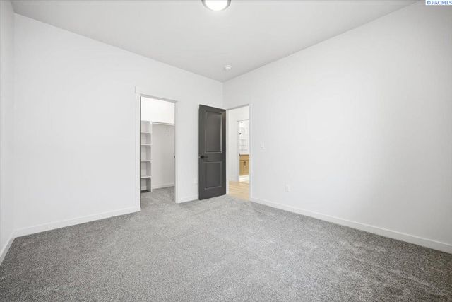 825 Thebes St, West Richland, WA 99353