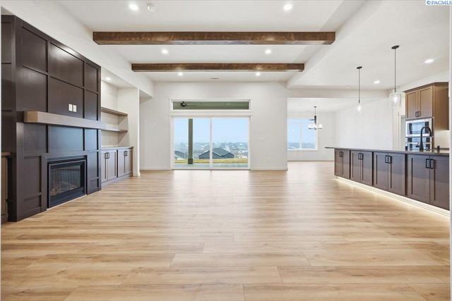 825 Thebes St, West Richland, WA 99353