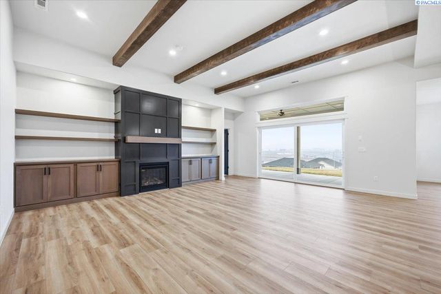 825 Thebes St, West Richland, WA 99353