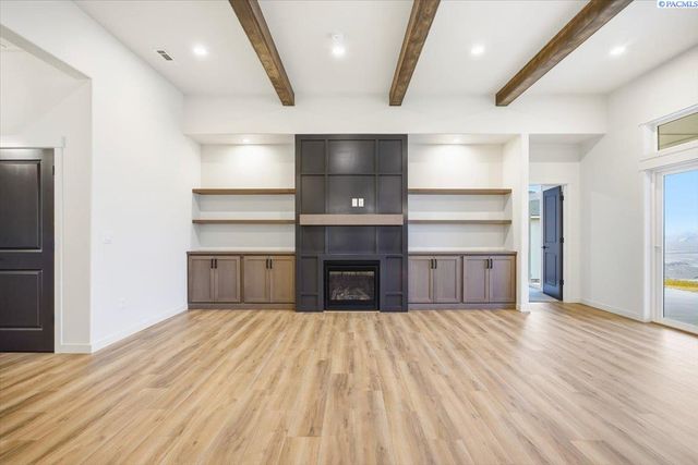 825 Thebes St, West Richland, WA 99353