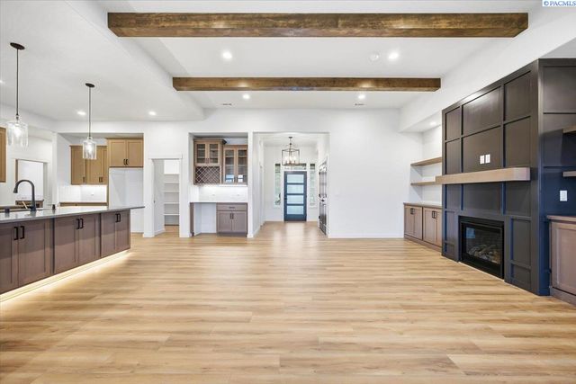 825 Thebes St, West Richland, WA 99353