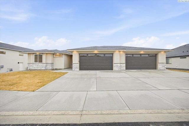 825 Thebes St, West Richland, WA 99353