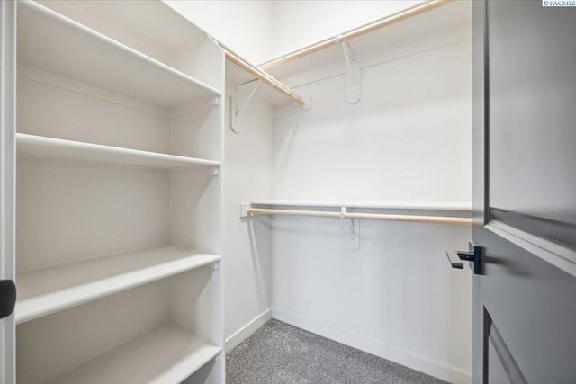 825 Thebes St, West Richland, WA 99353