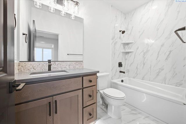 825 Thebes St, West Richland, WA 99353