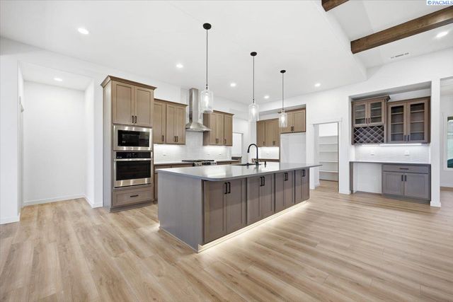 825 Thebes St, West Richland, WA 99353