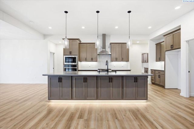 825 Thebes St, West Richland, WA 99353