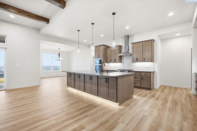 825 Thebes St, West Richland, WA 99353