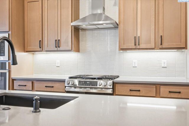 825 Thebes St, West Richland, WA 99353