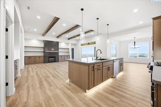 825 Thebes St, West Richland, WA 99353